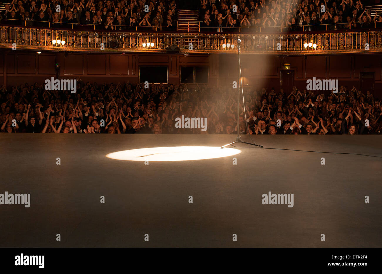 Spotlight brilla sul palcoscenico del Teatro Foto Stock