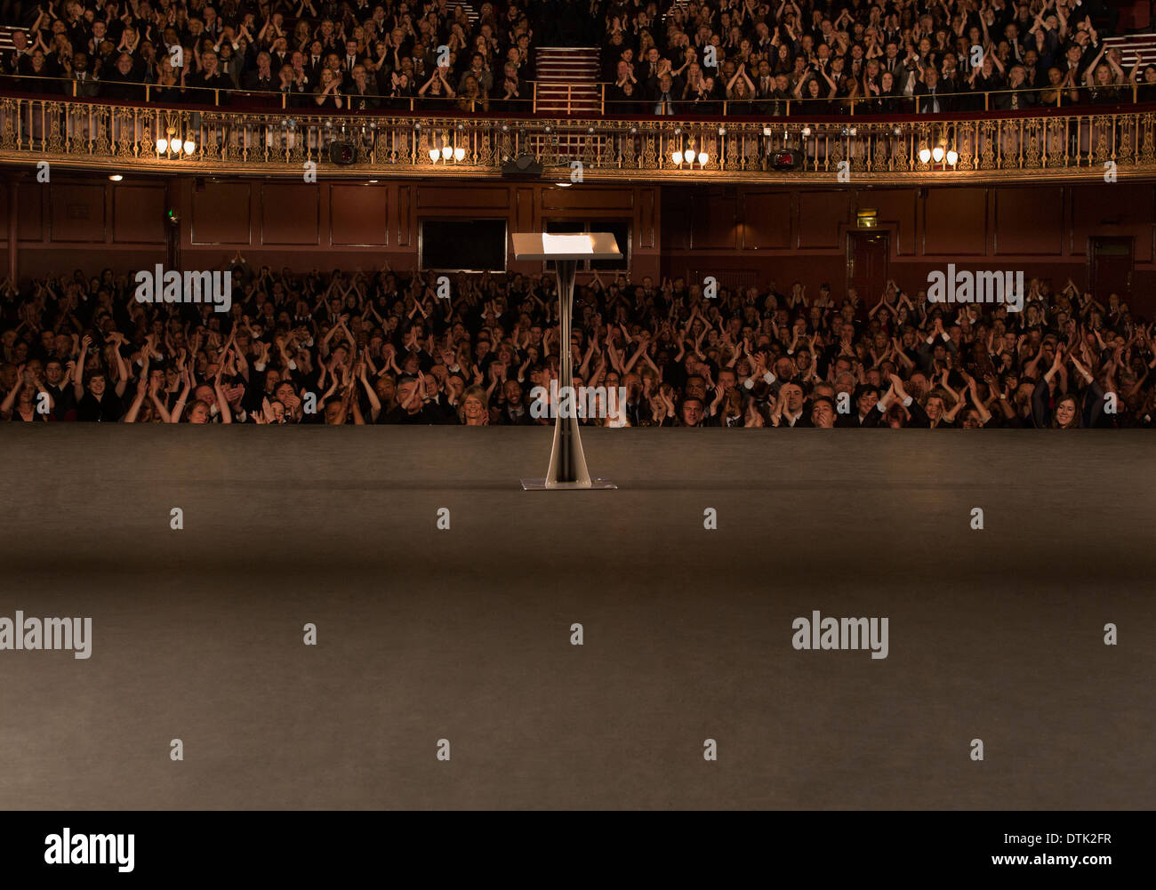 Podio sul palcoscenico del Teatro Foto Stock