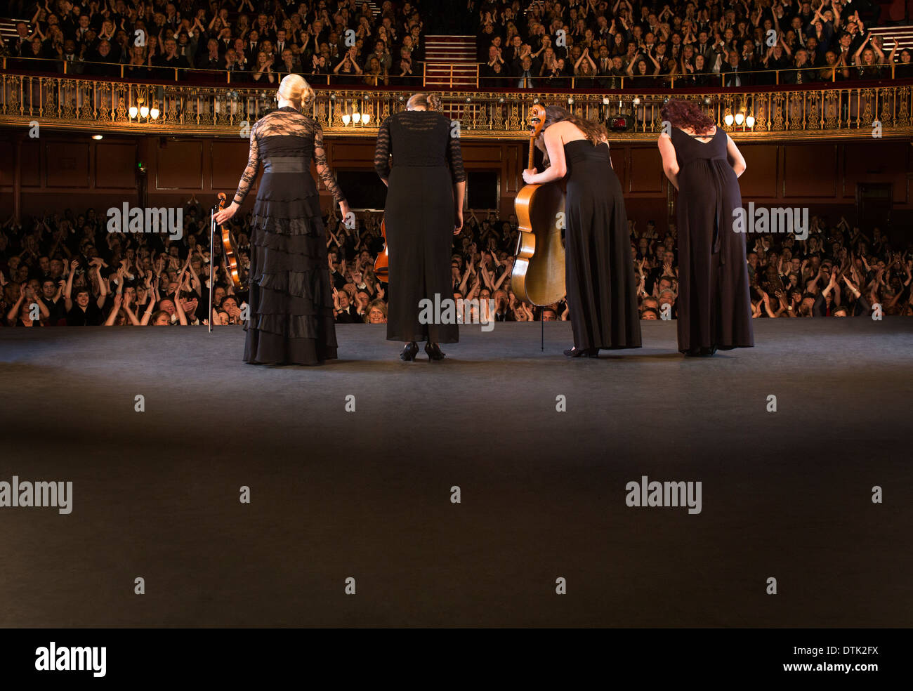 Il quartetto si inchinano sul palcoscenico del Teatro Foto Stock