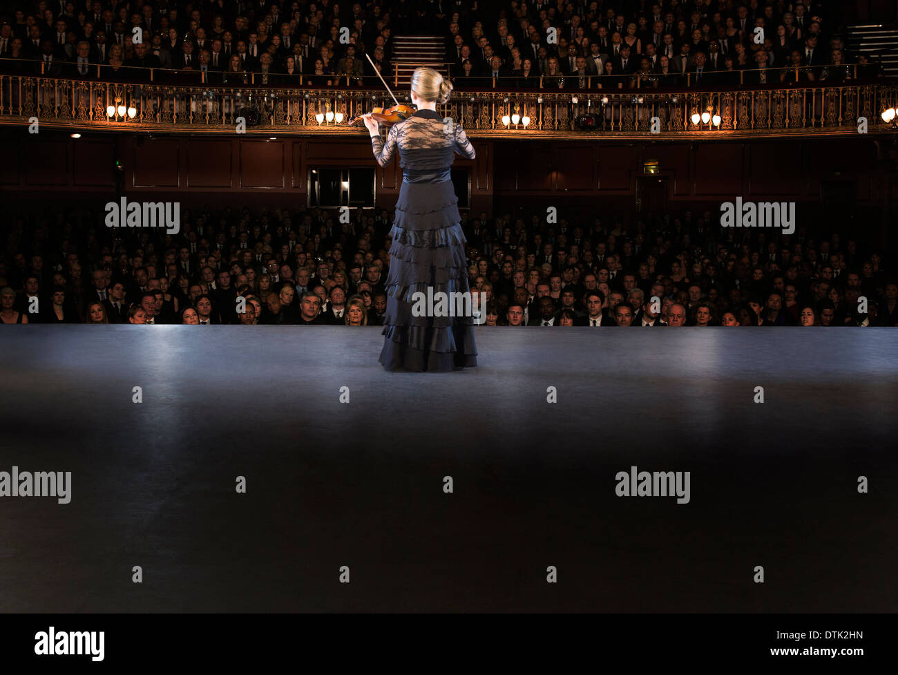 Il violinista esibirsi sul palcoscenico del Teatro Foto Stock