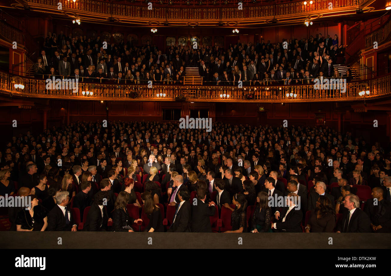 Riflettori puntati sul pubblico membro utilizzando il cellulare in theatre Foto Stock