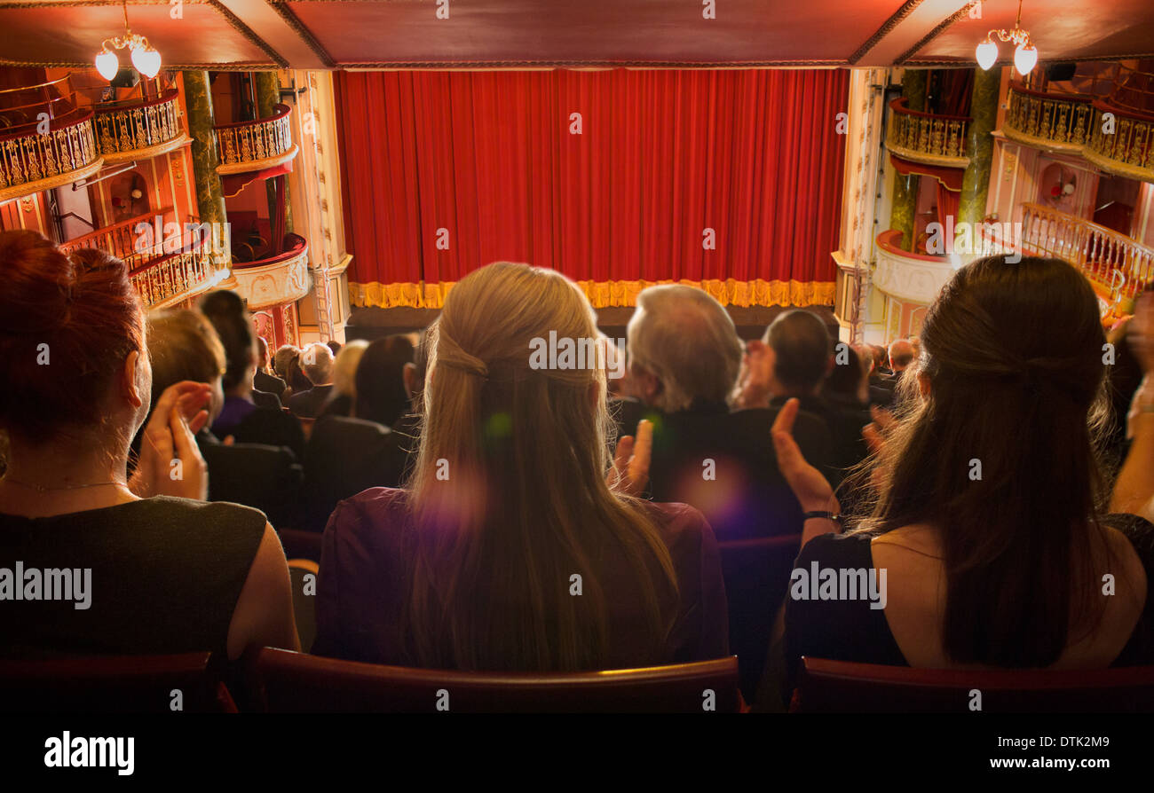 Applausi del pubblico in teatro Foto Stock