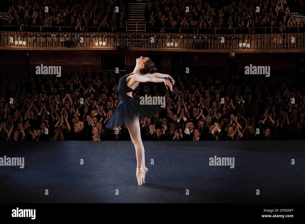 Ballerina esibirsi sul palcoscenico del Teatro Foto Stock