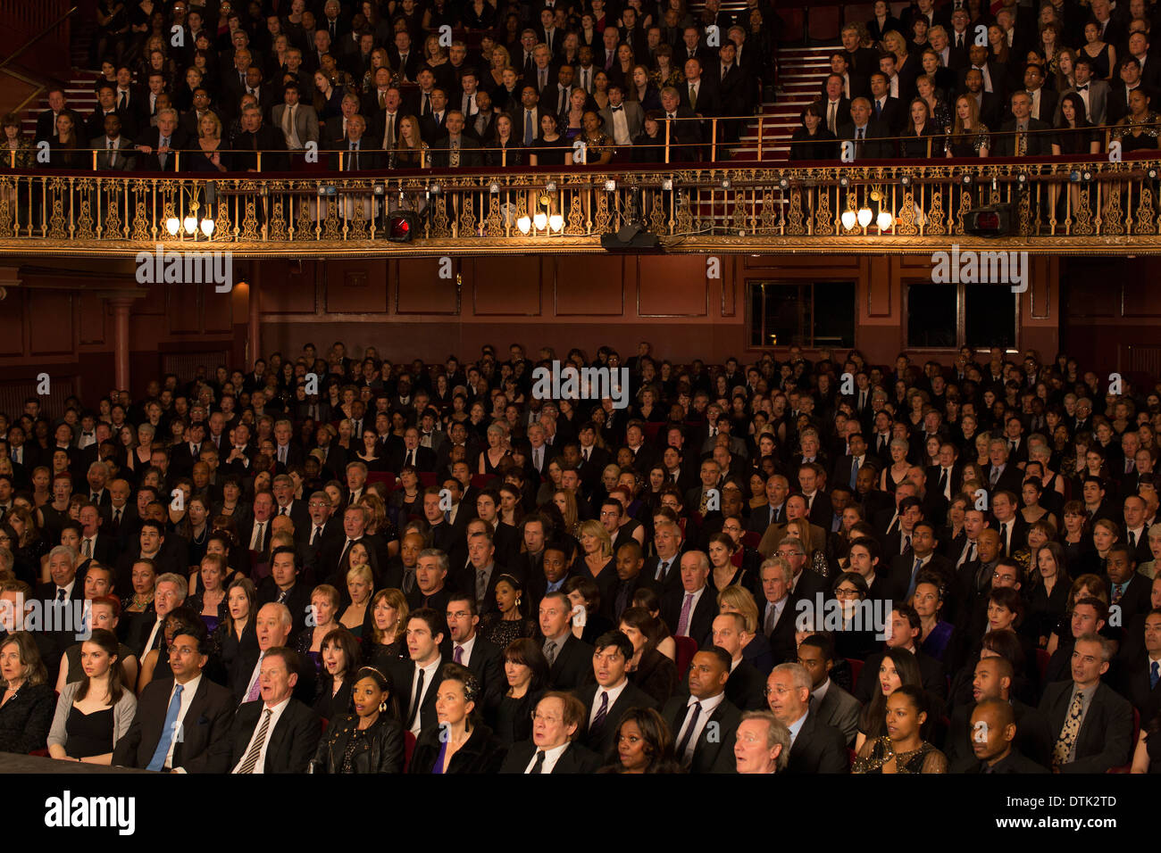 Il pubblico guarda la performance in teatro Foto Stock