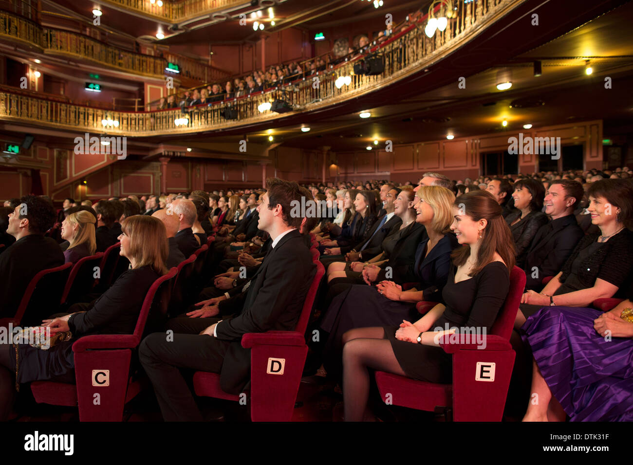 Il pubblico guarda la performance in teatro Foto Stock