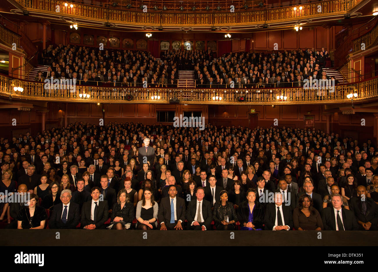 Riflettori puntati sul pubblico di stati in teatro Foto Stock