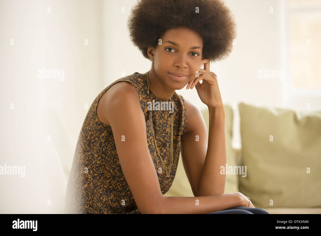 Imprenditrice seduta sul divano Foto Stock