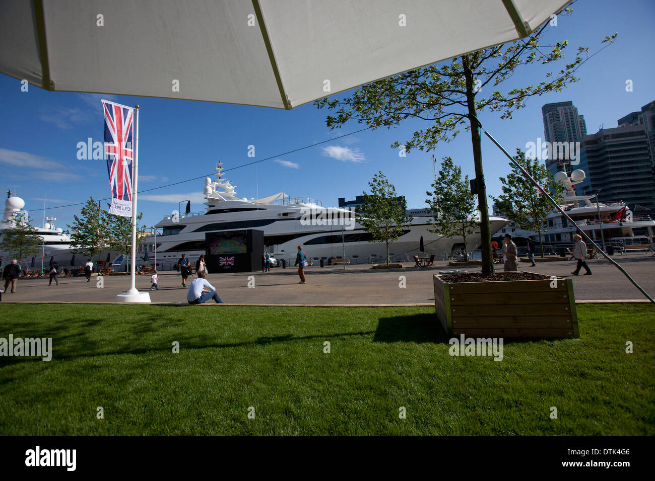 Una vista generale dei super yacht ormeggiati a Canary Wharf London 03 agosto 2012. Foto Stock