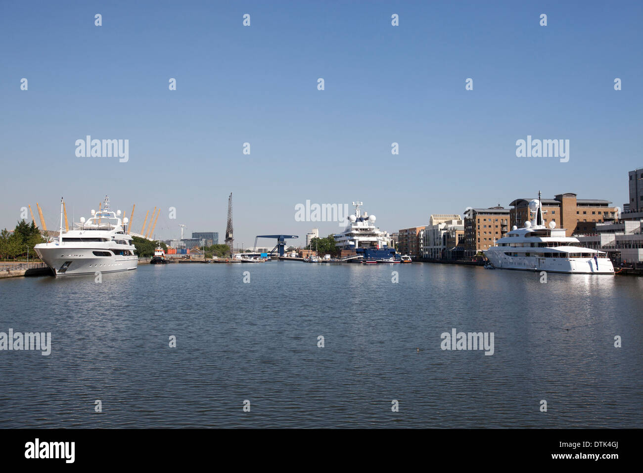 Una vista generale dei super yacht ormeggiati a Canary Wharf London 24 luglio 2012. Foto Stock