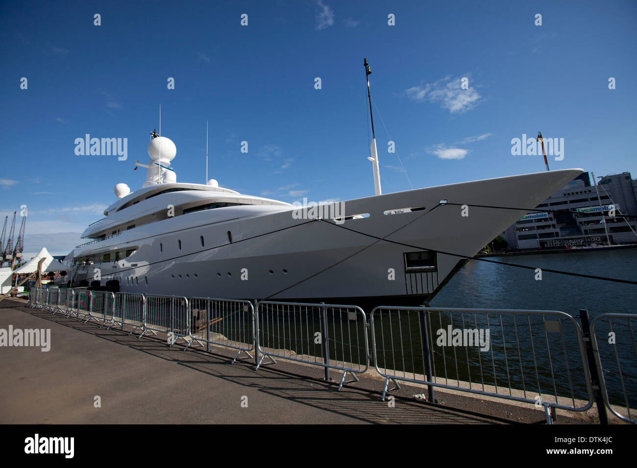 Una vista generale dei super yacht ormeggiati a Canary Wharf London 03 agosto 2012. Foto Stock