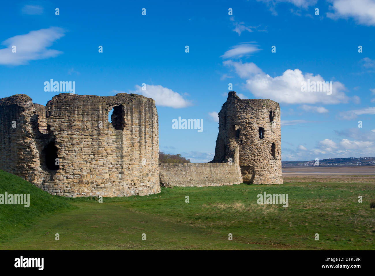 Flint Castle e Dee estuario a bassa marea Flint Flintshire North East Wales UK Foto Stock