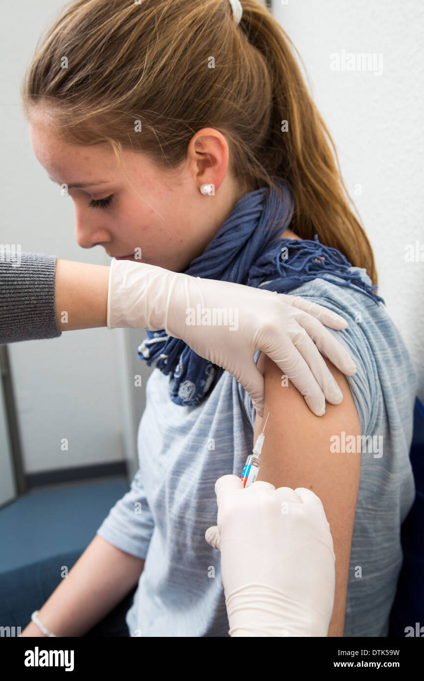 I medici in ufficio. Giovani, paziente di sesso femminile riceve una vaccinazione. Foto Stock