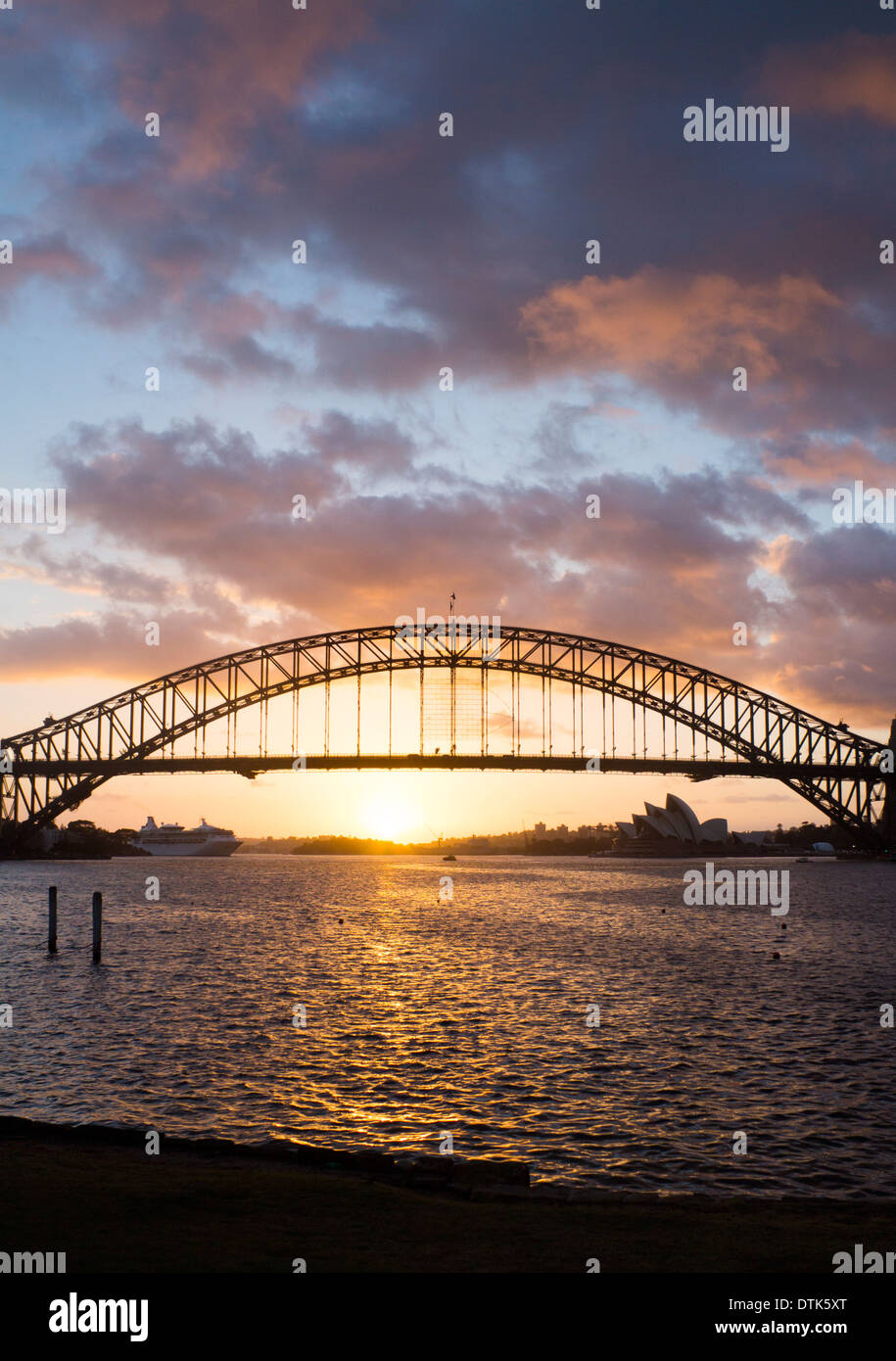 Sydney Harbour Bridge e Opera House a sunrise alba dal punto di Blues Sydney New South Wales NSW Australia Foto Stock