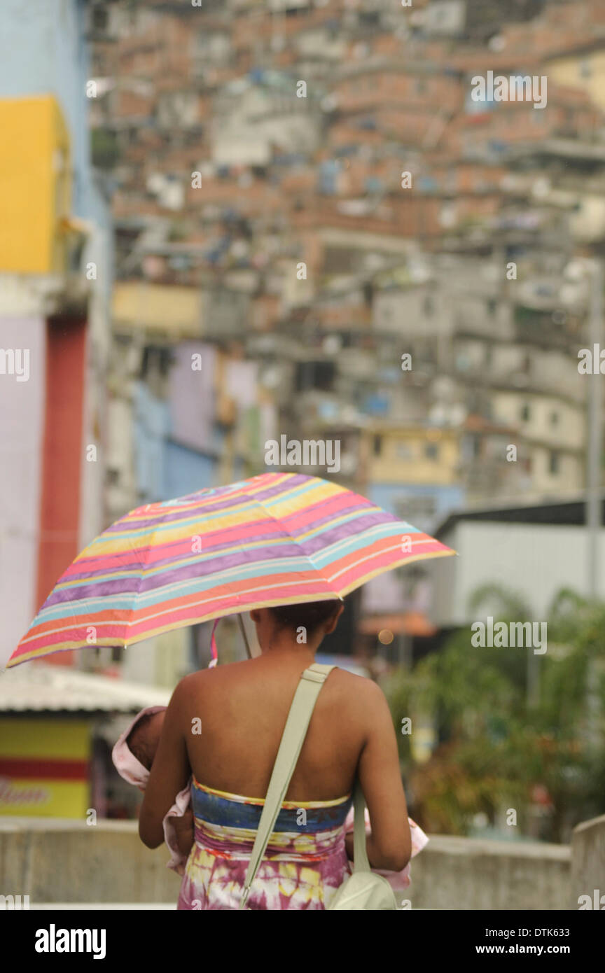 RIO DE JANEIRO, Brasile - 19 Febbraio 2014: il movimento dei residenti di Rocinha baraccopoli a ovest della città di UPP ufficiali rendono round di routine i vicoli della baraccopoli, Rocinha è il più grande favela in America latina si trova a sud della città di Rio de Janeiro, pochi giorni dopo il più grave la pistola battaglia tra i trafficanti e gli ufficiali di polizia dalla comunità di pace nel settembre 2012, (foto di Fabio Teixeira/Pacific Stampa) Foto Stock