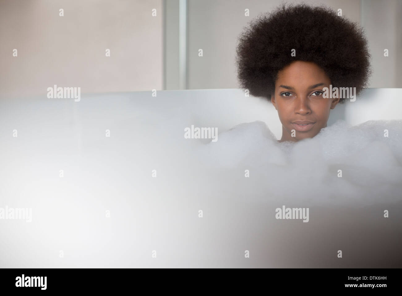 Donna relax nella vasca da bagno Foto Stock