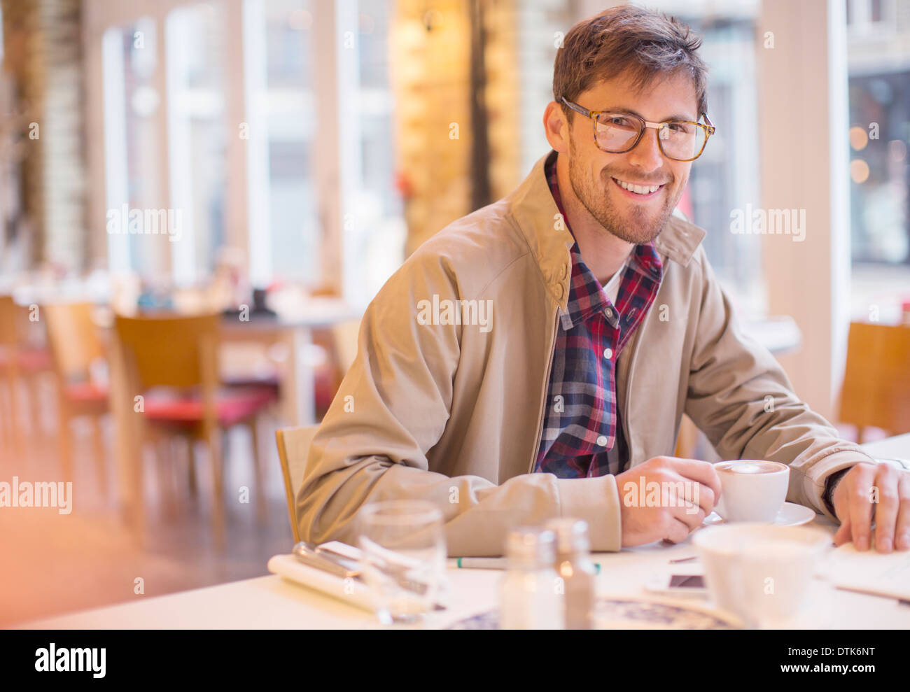 L'uomo godendo di tazza di caffè nella caffetteria Foto Stock