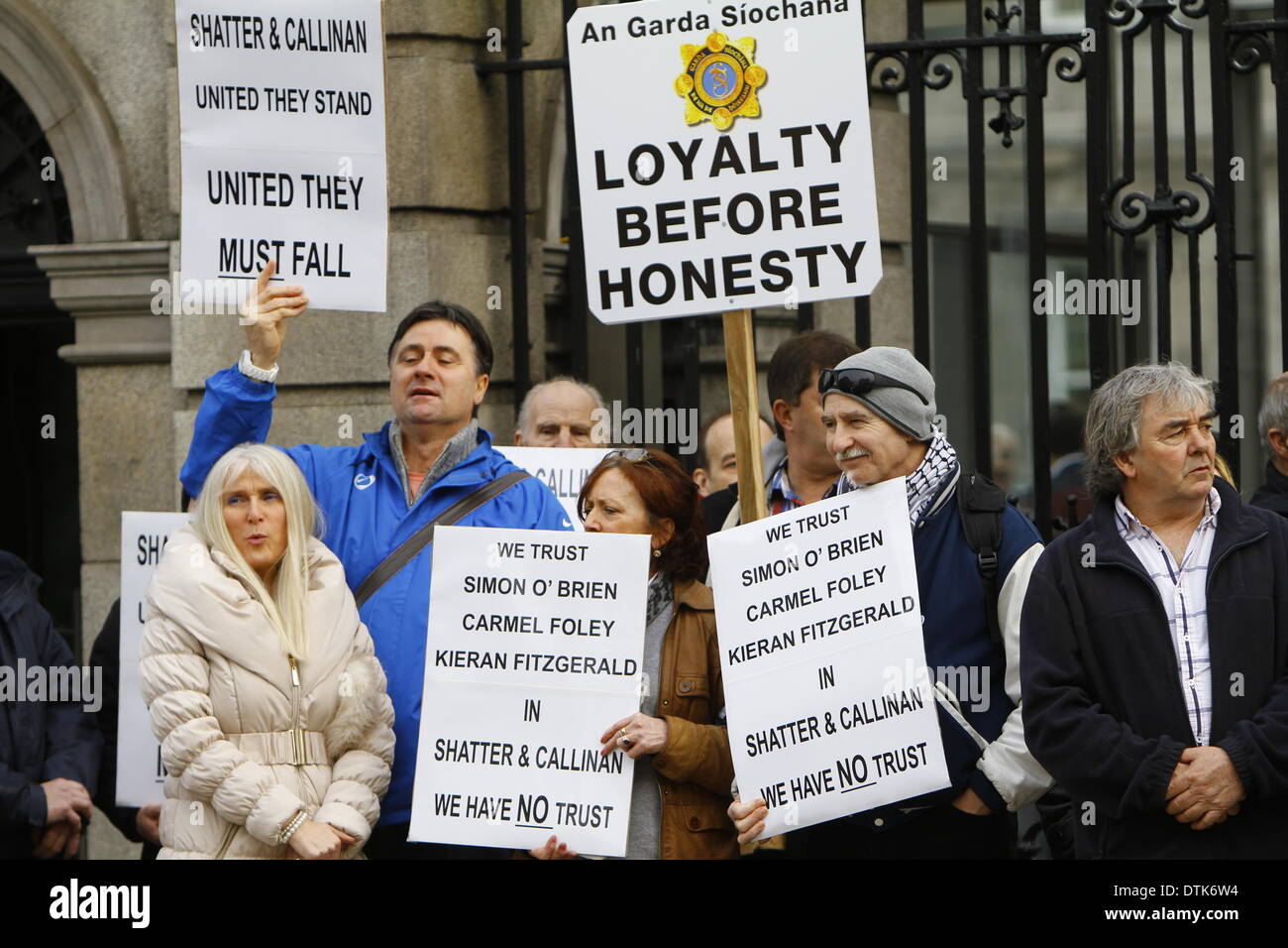 Dublino, Irlanda. Il 19 febbraio 2014. Manifestanti stare fuori Dail Eireann a sostegno del Garda informatori. Una protesta a Dublino ha chiesto le dimissioni del ministro della Giustizia Alan frantumare e Commissario Martin Callinan dopo la presunta bullismo del Garda (polizia irlandese) whistle blowers Maurice McCabe e John Wilson e altri presunta corruzione nell'Gardai. Credito: Michael Debets/Alamy Live News Foto Stock