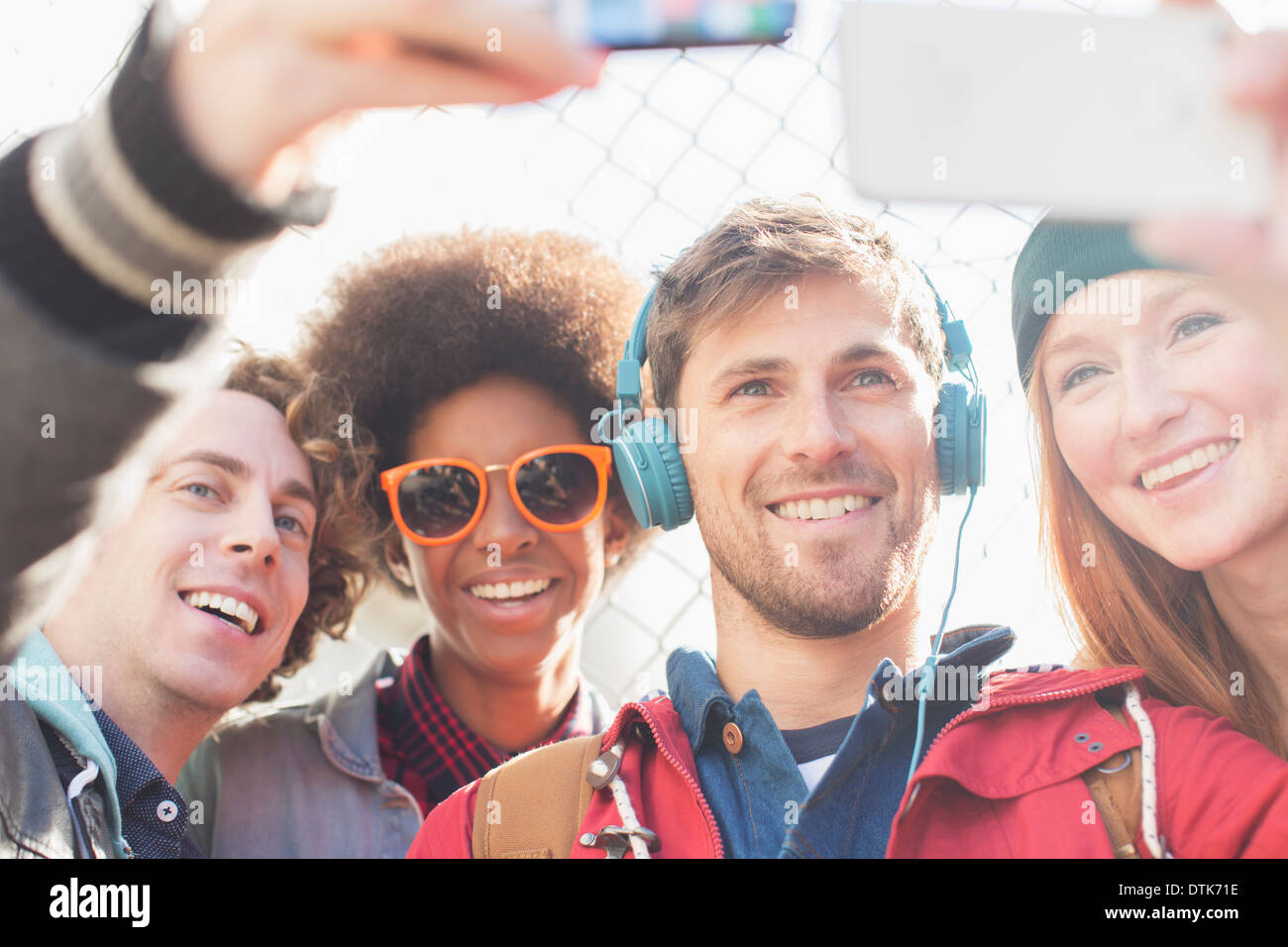 Gli amici gli autoritratti con telefoni con fotocamera all'aperto Foto Stock