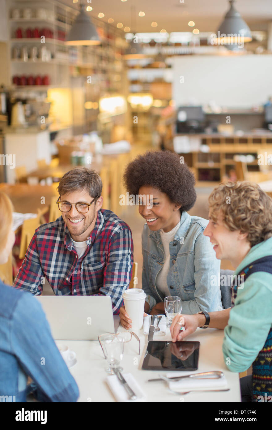 Gli amici parlano in cafe Foto Stock