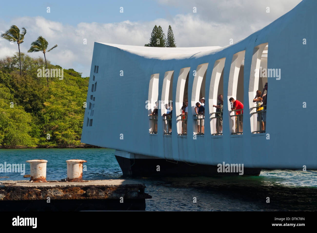 Turisti alla USS Arizona Memorial, Pearl Harbor, Oahu, Hawaii Foto Stock