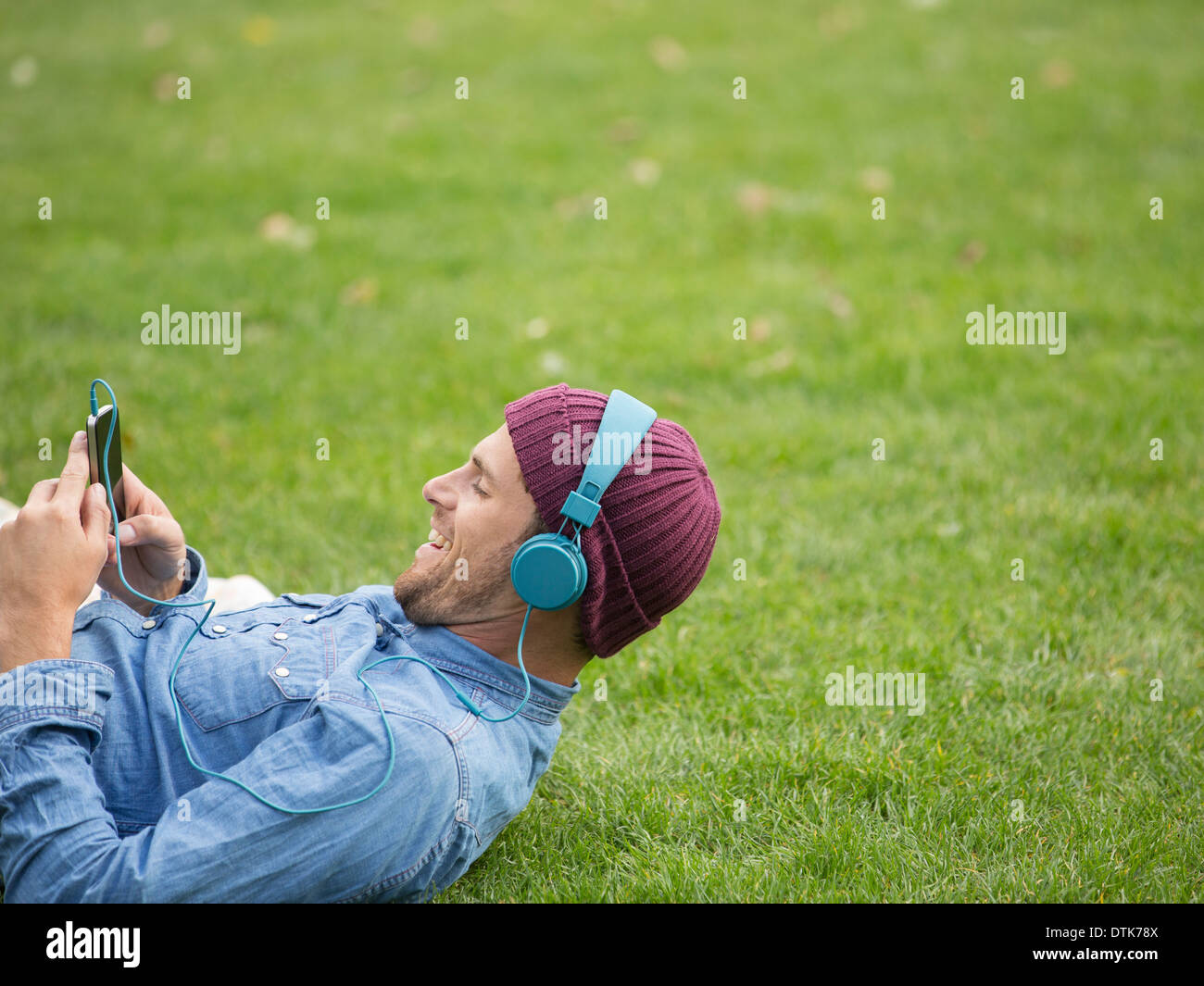 Uomo che ascolta le cuffie in posizione di parcheggio Foto Stock