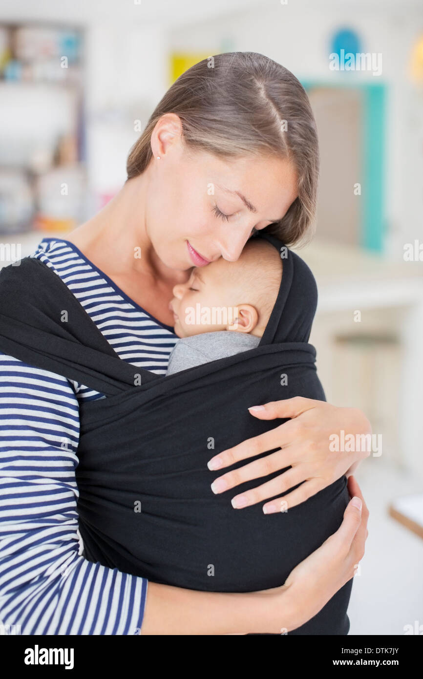 Madre di contenimento in baby sling Foto Stock