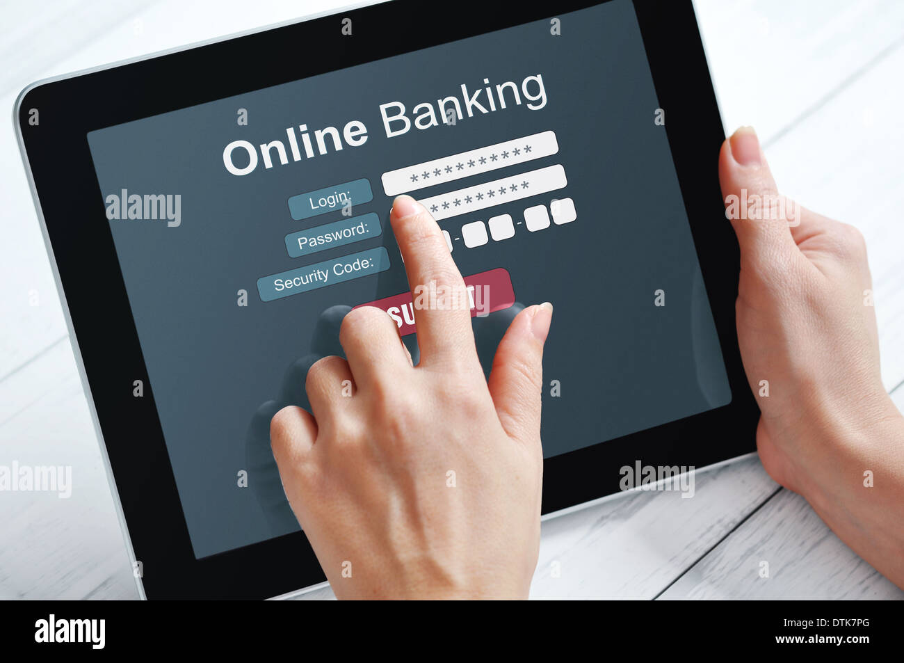 Mani femminili utilizzando servizi di online banking sul dispositivo touchscreen Foto Stock