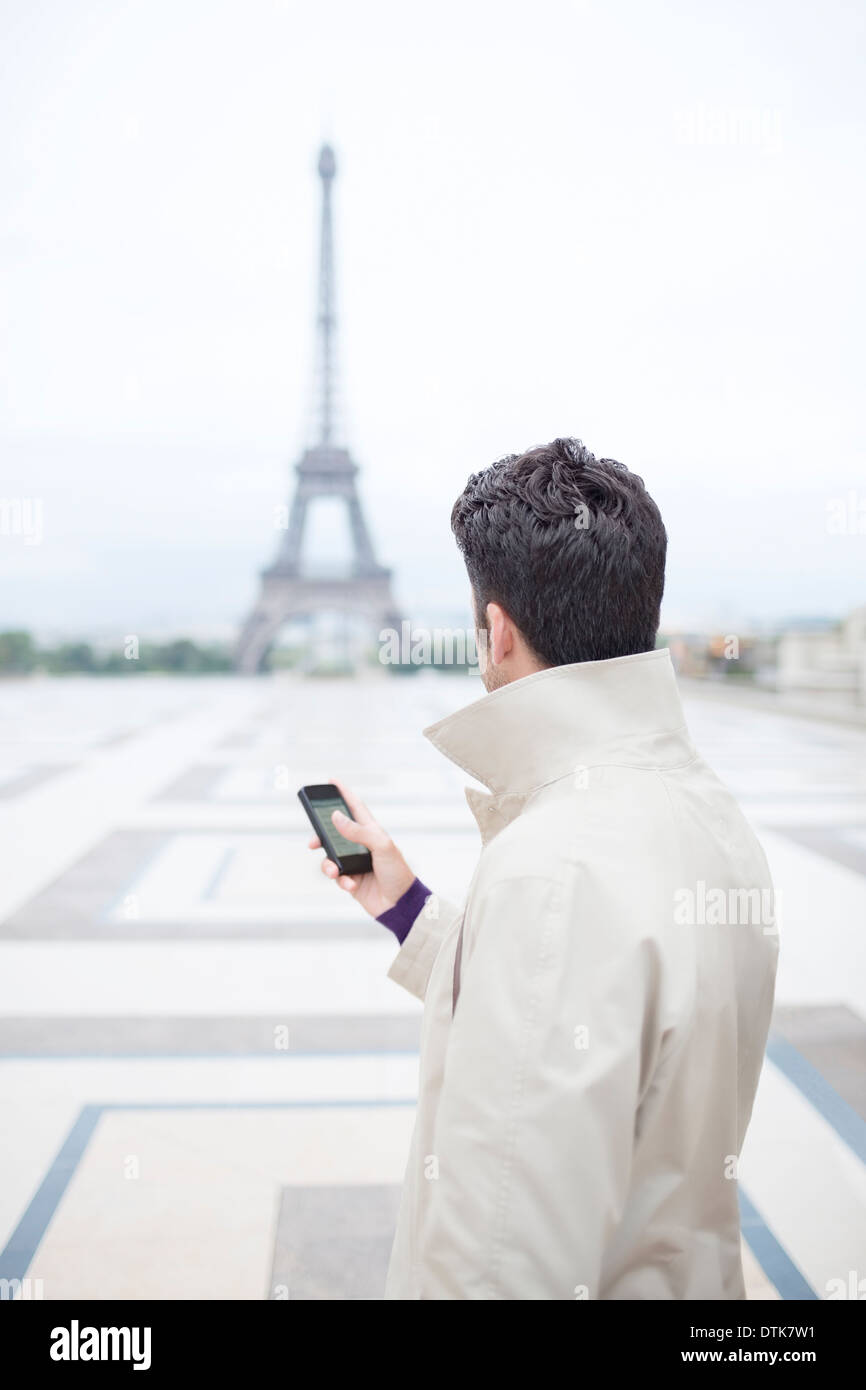 Imprenditore ammirando la Torre Eiffel, Parigi, Francia Foto Stock