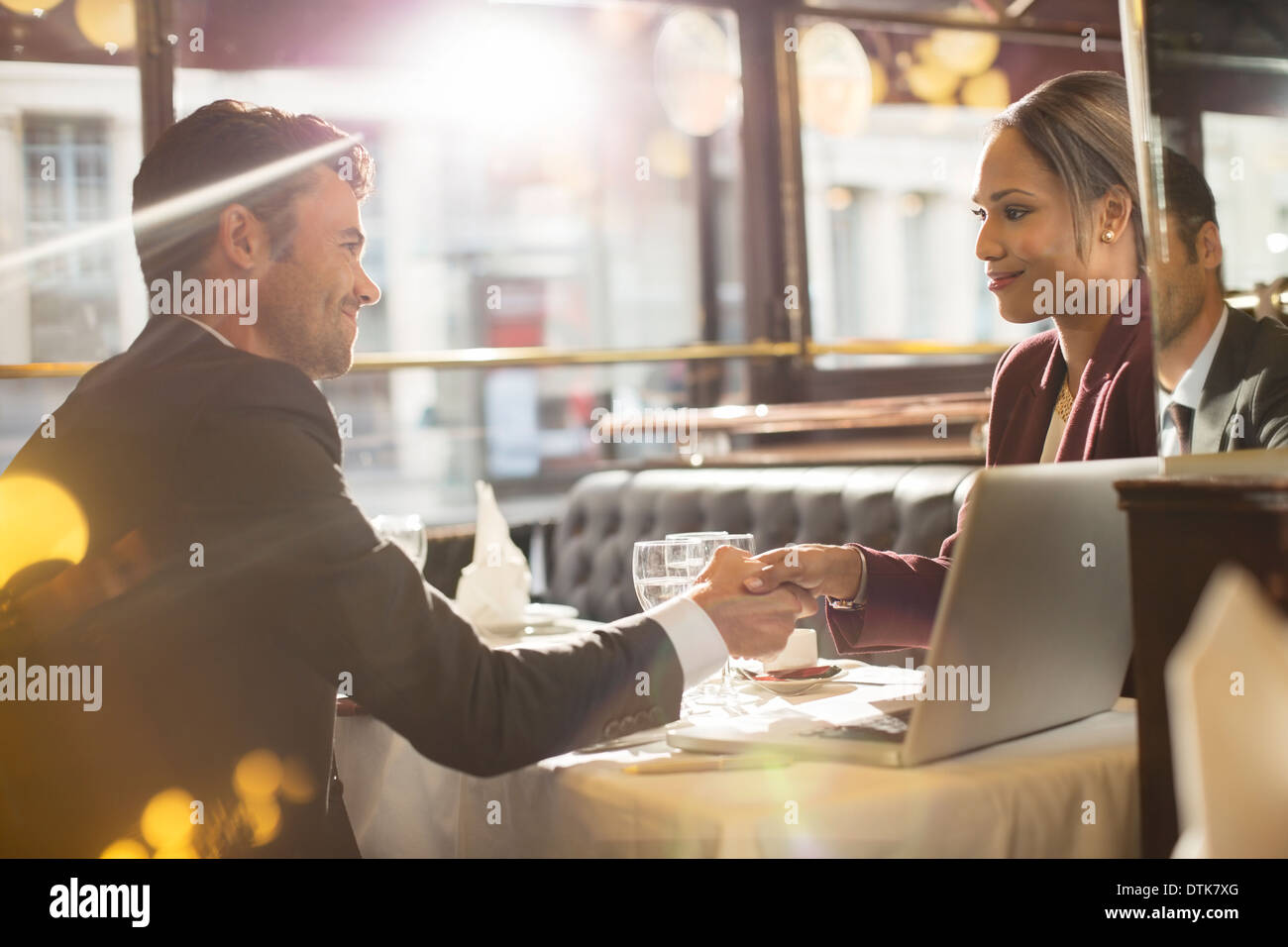 La gente di affari si stringono la mano nel ristorante Foto Stock