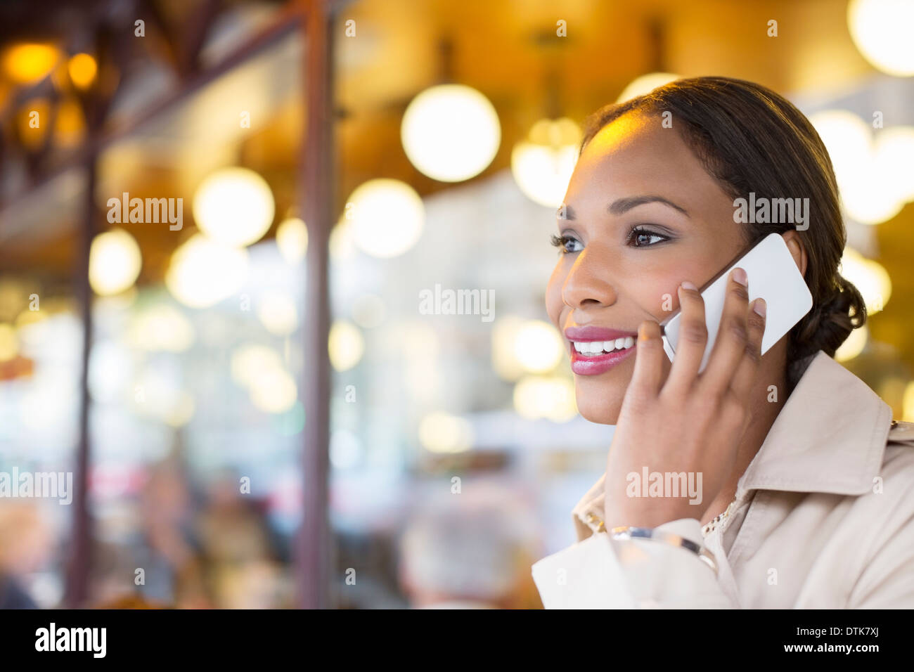 Imprenditrice parlando al cellulare al cafè sul marciapiede Foto Stock