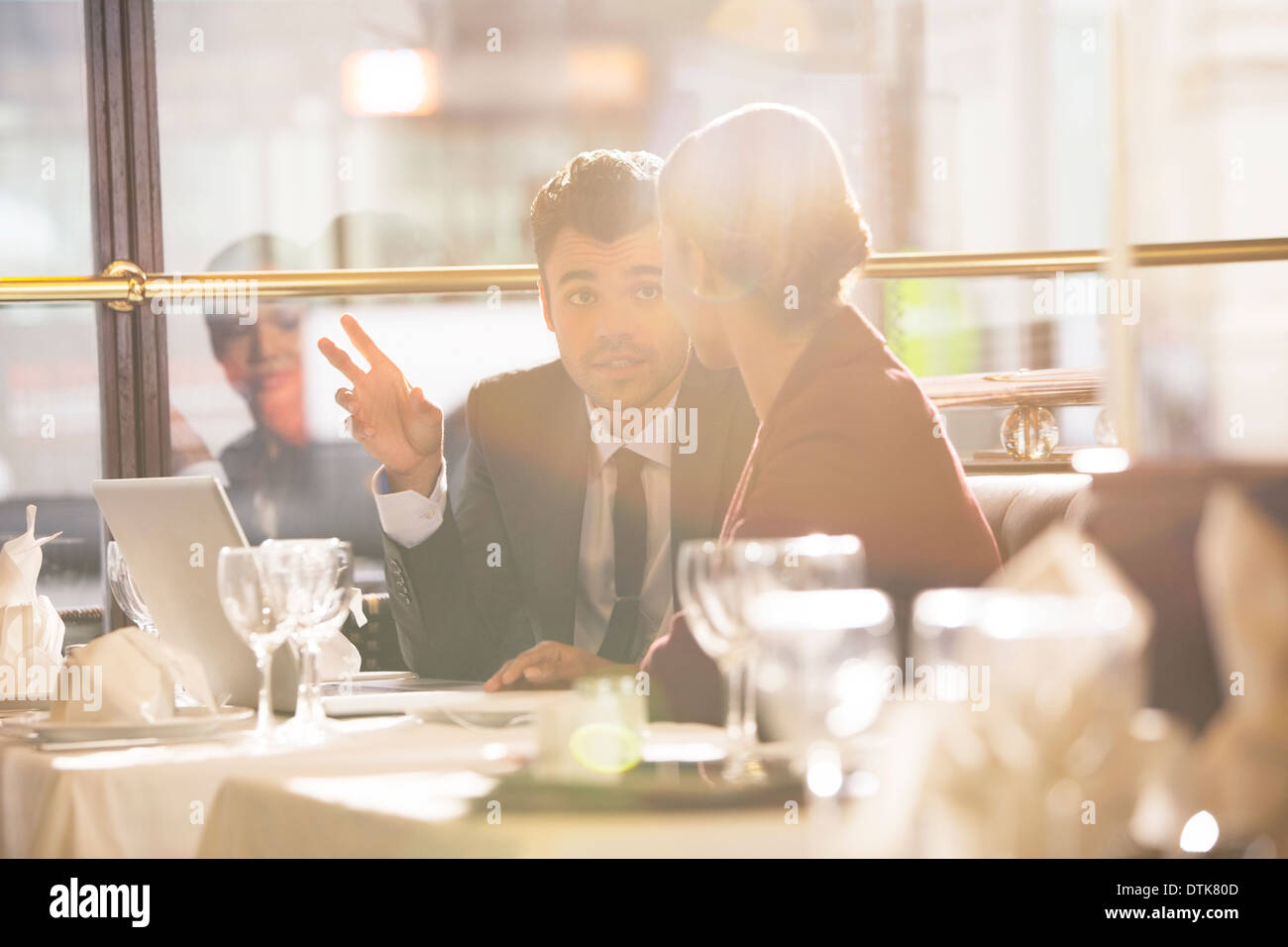 La gente di affari parlando in ristorante Foto Stock