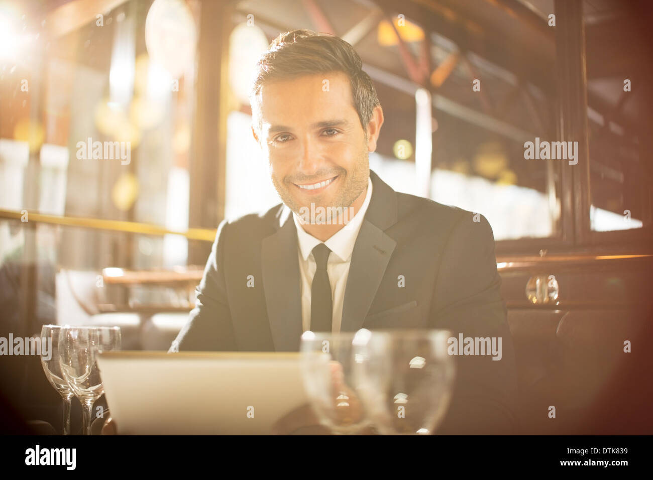 Uomo con tavoletta digitale nel ristorante Foto Stock