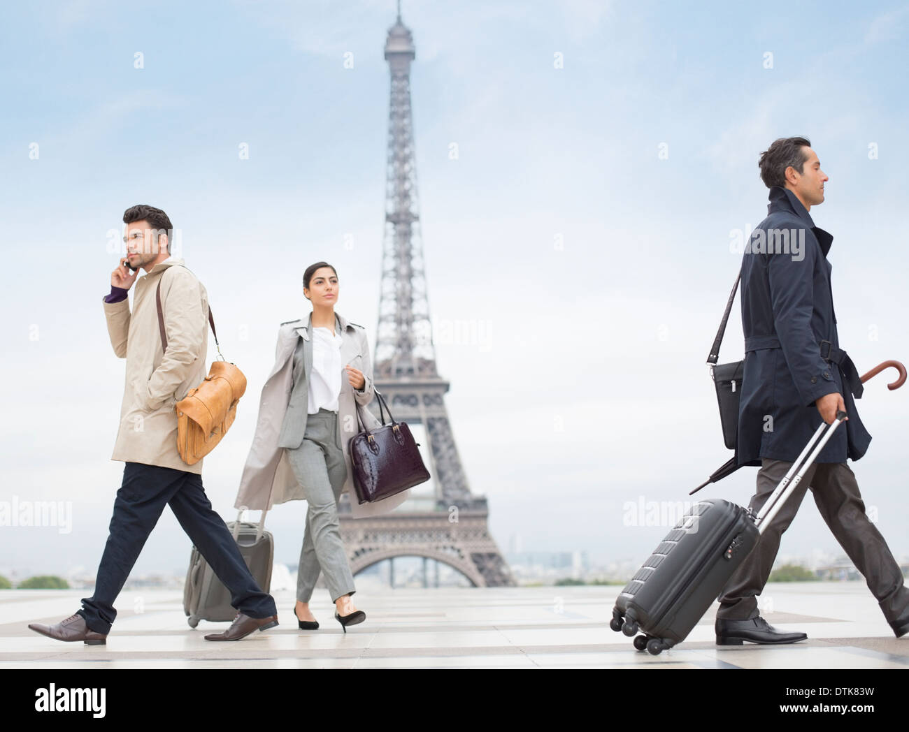 La gente di affari a piedi vicino alla Torre Eiffel, Parigi, Francia Foto Stock