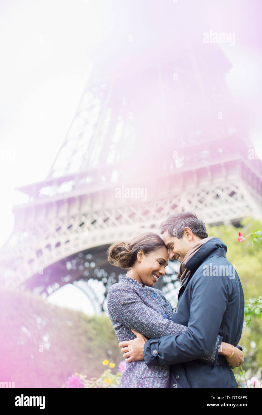 Giovane costeggiata di fronte alla Torre Eiffel, Parigi, Francia Foto Stock Giovane costeggiata di fronte alla Torre Eiffel, Parigi, Francia Foto Stock