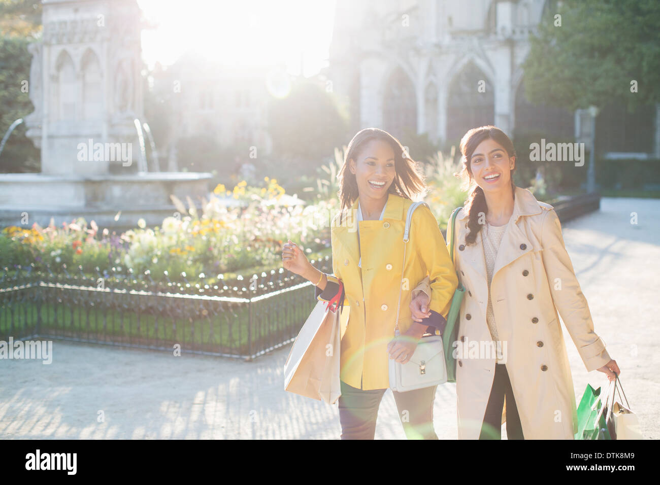 Le donne a camminare nel parco urbano Foto Stock