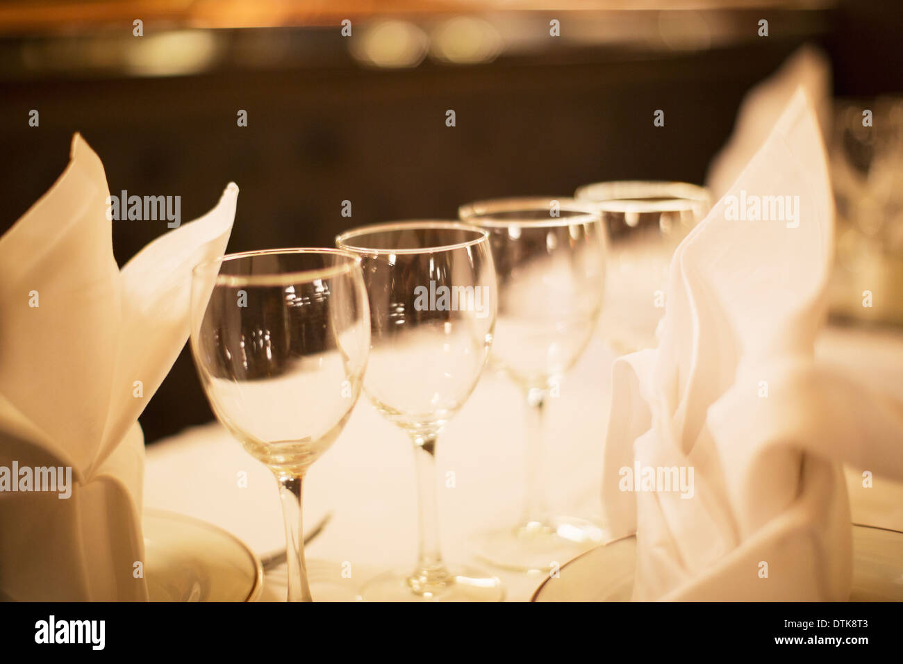 Close up di bicchieri di vino sulla tavola di ristorante Foto Stock