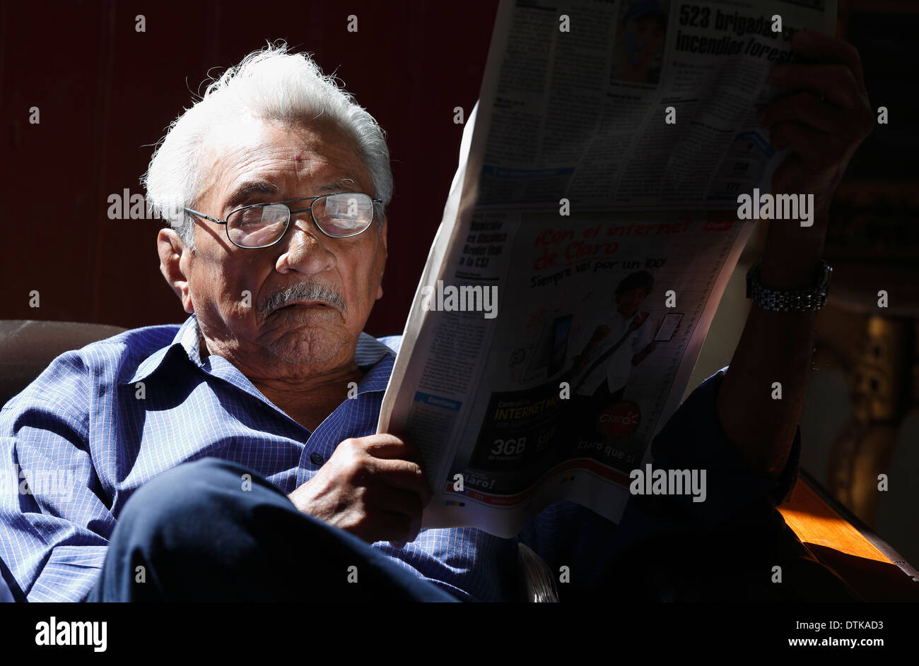 L'uomo leggendo un giornale, Jinotega, Nicaragua Foto Stock