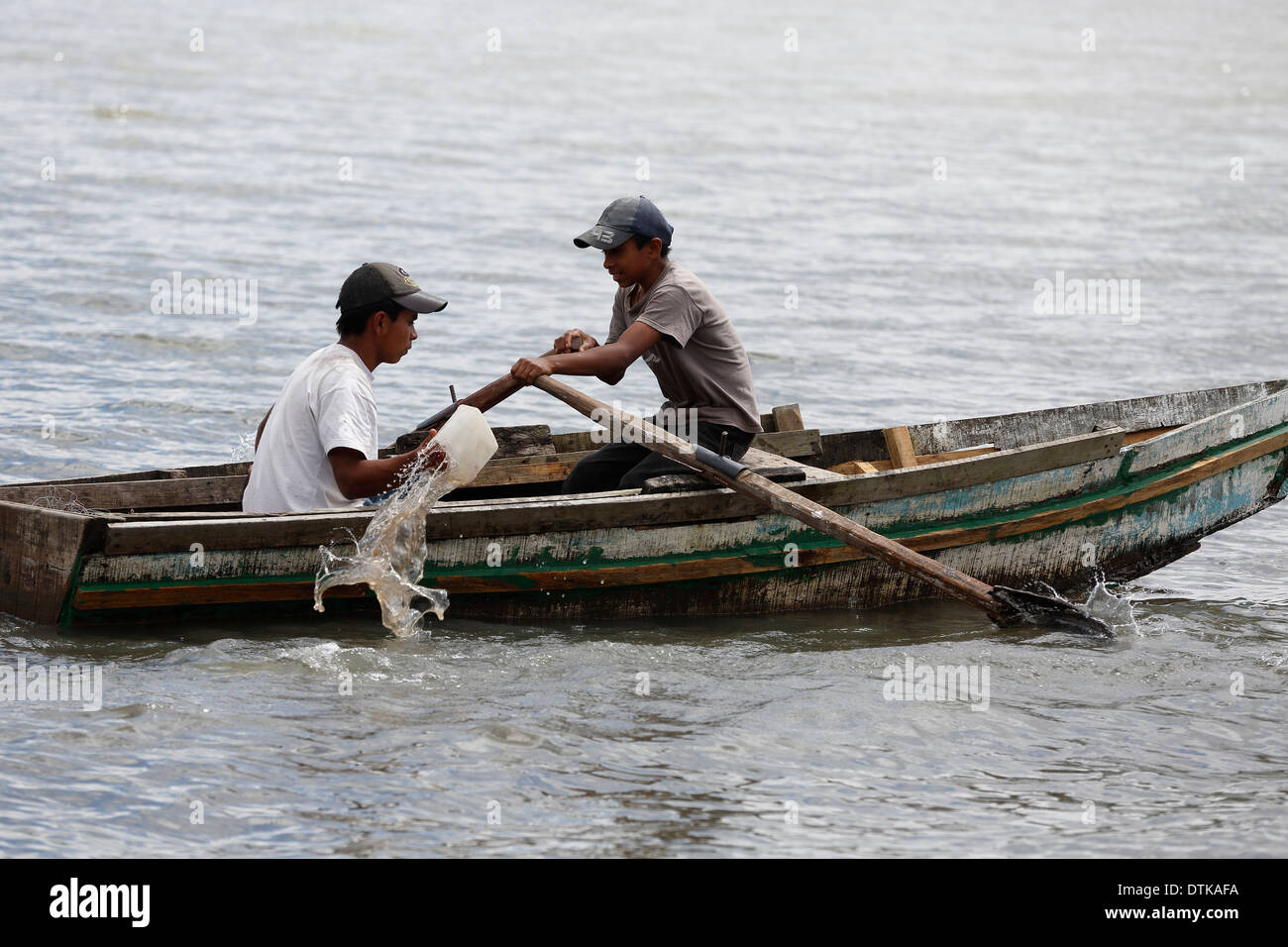 Giovani uomini in una barca a remi, Lago de Apanas, Nicaragua Foto Stock