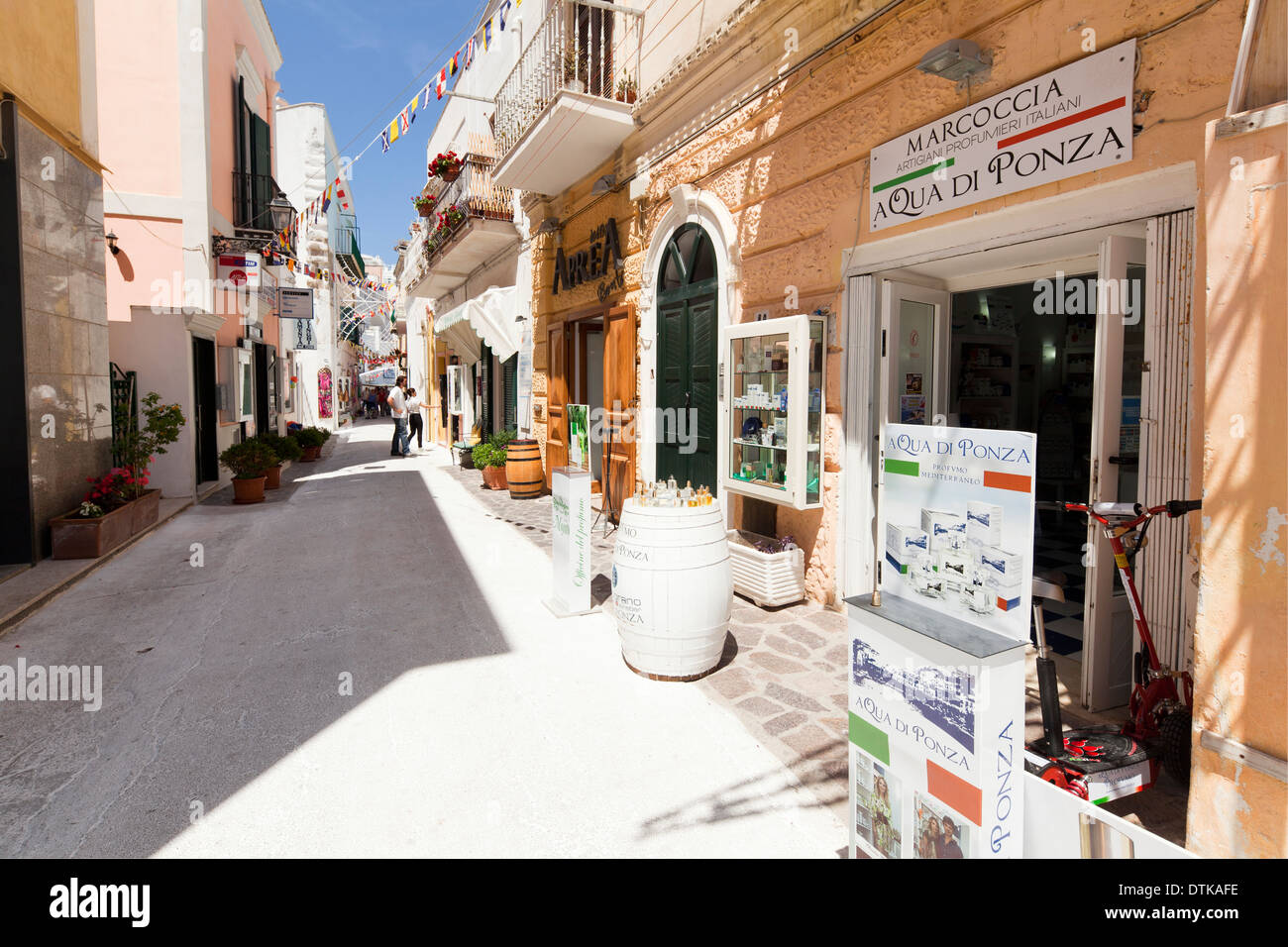 Passeggiata Shopping di Ponza Foto Stock