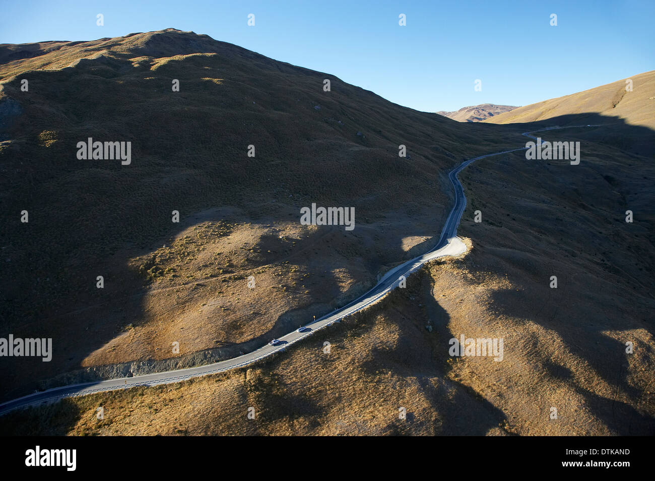Crown Range Road (Wanaka - Queenstown), vicino a Arrowtown, Otago, South Island, in Nuova Zelanda - aerial Foto Stock