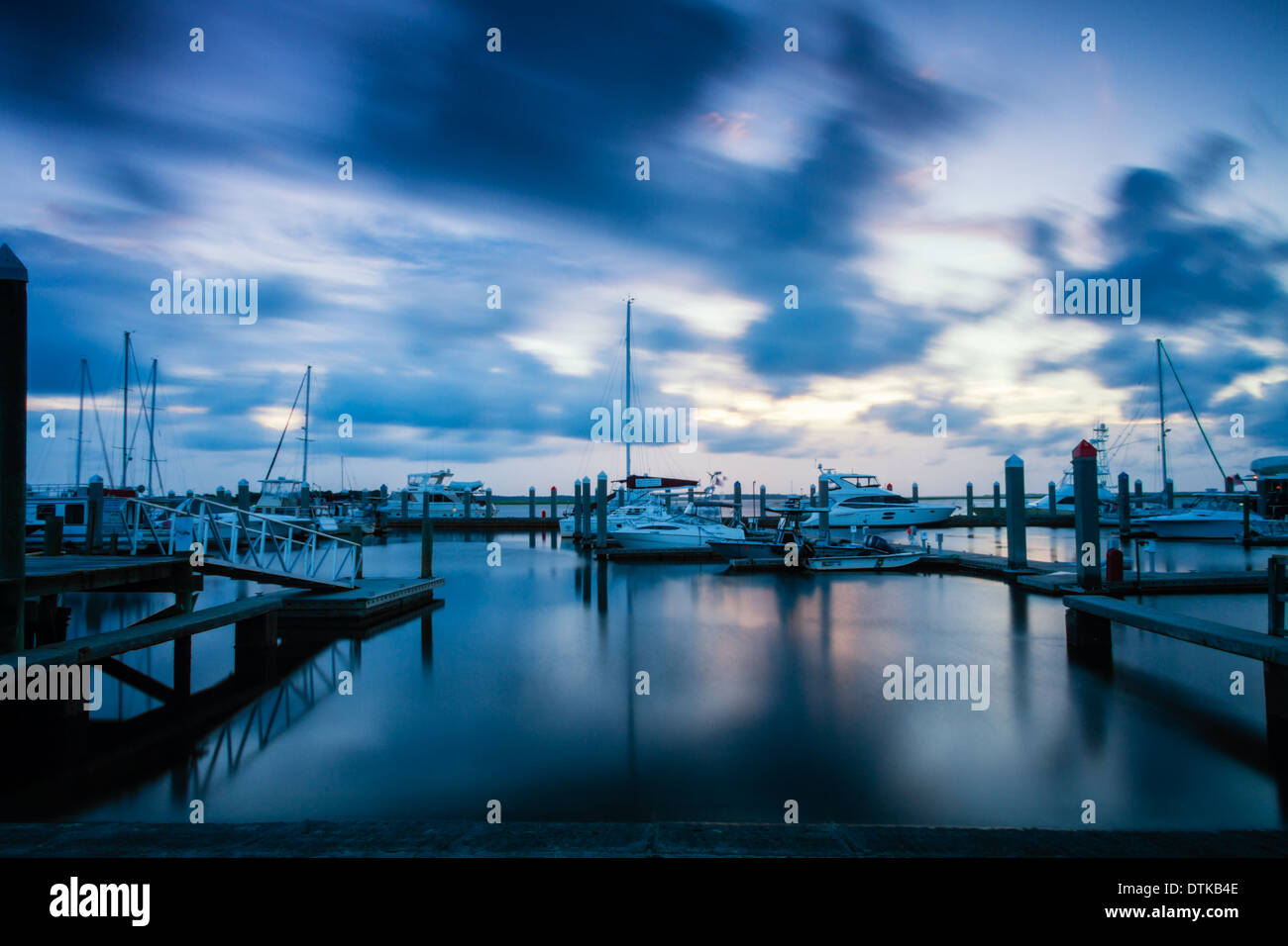 Nuvole streak da in una lunga esposizione al di sopra di la Fernandina Beach Marina in Florida. Foto Stock