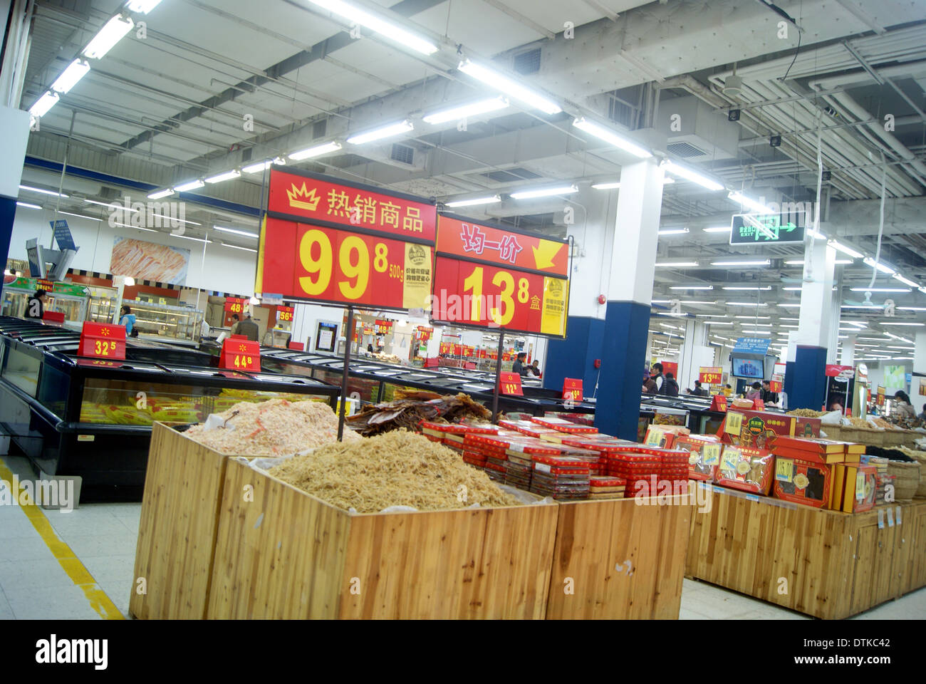 Wal-mart in Cina. La gente nei negozi. Foto Stock