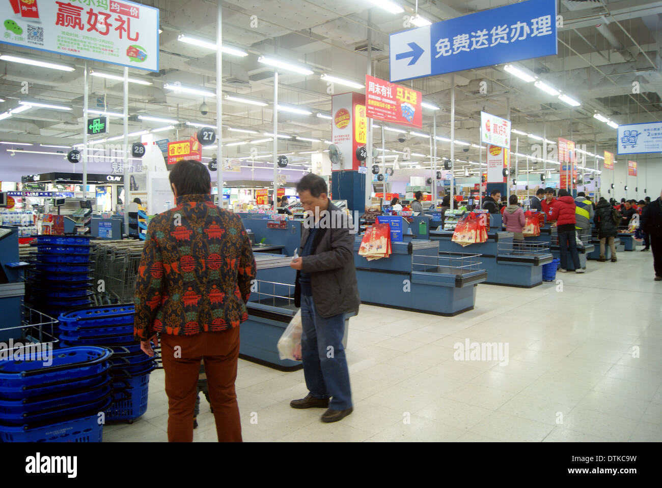 Wal-mart in Cina. La gente nei negozi. Foto Stock