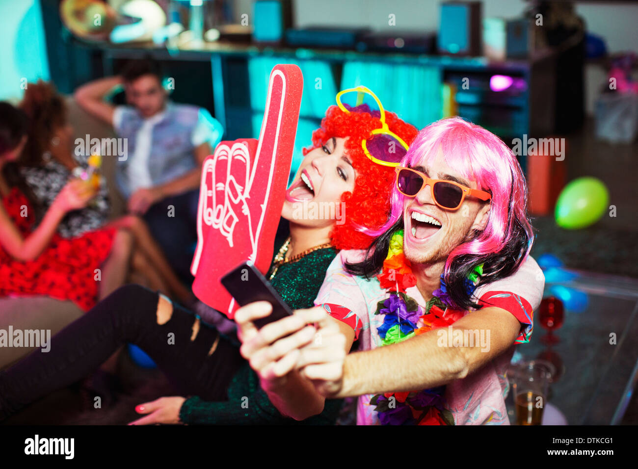 Giovane indossando costumi a parte Foto Stock