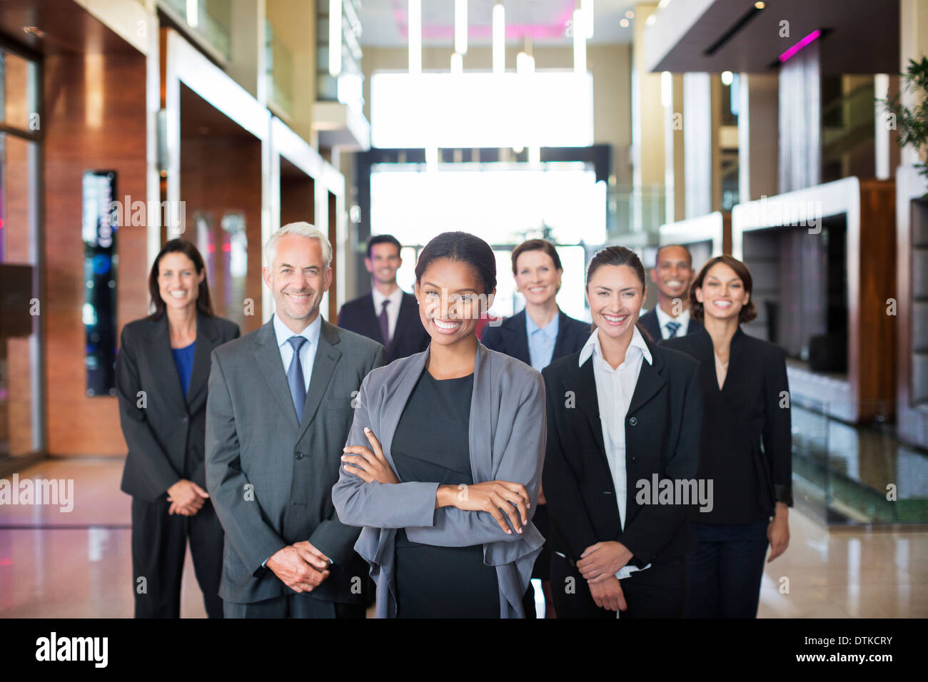 Business persone sorridenti nella lobby Foto Stock