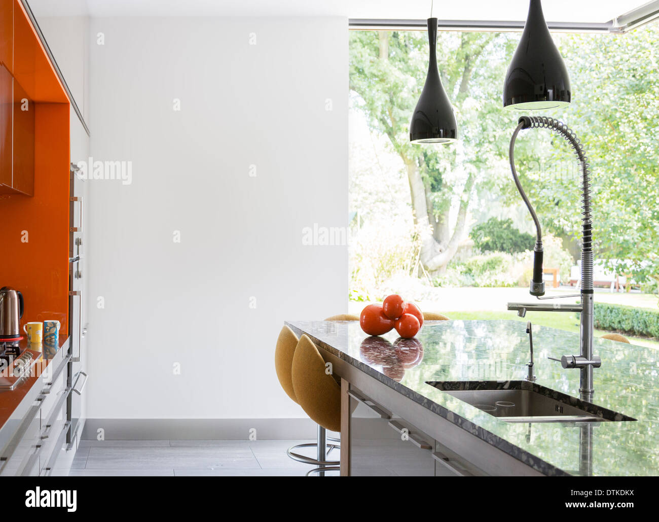 L'arte al muro e contatori nella cucina moderna Foto Stock