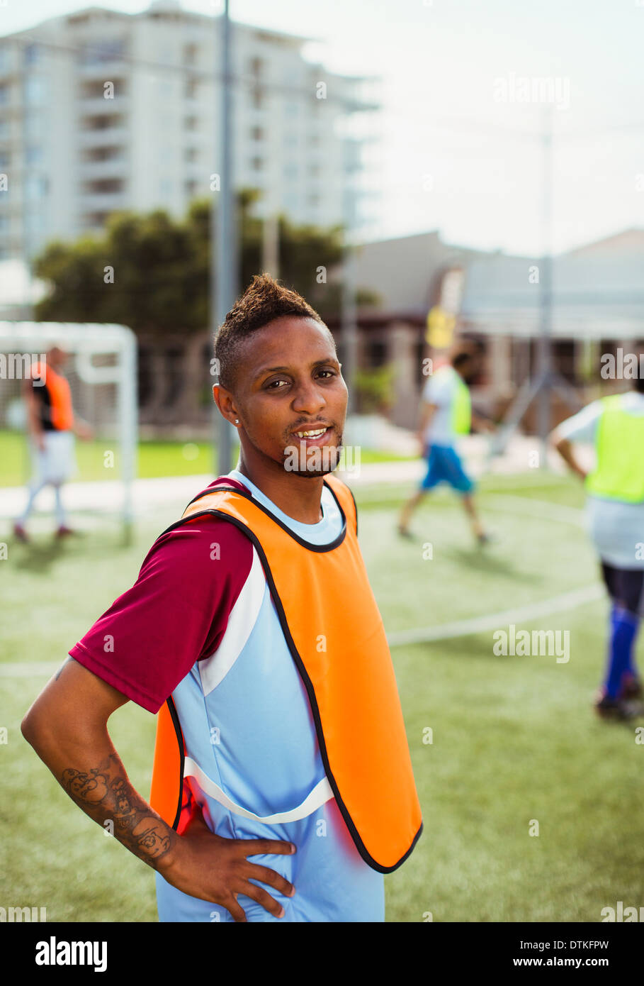 Giocatore di calcio sorridente sul campo Foto Stock