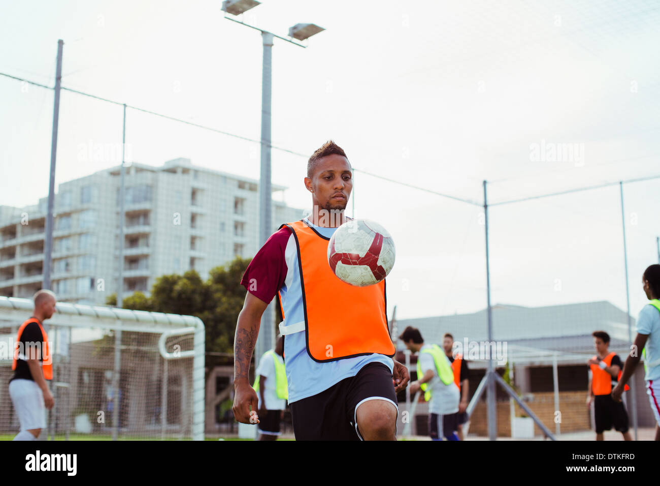 Giocatore di calcio formazione sul campo Foto Stock