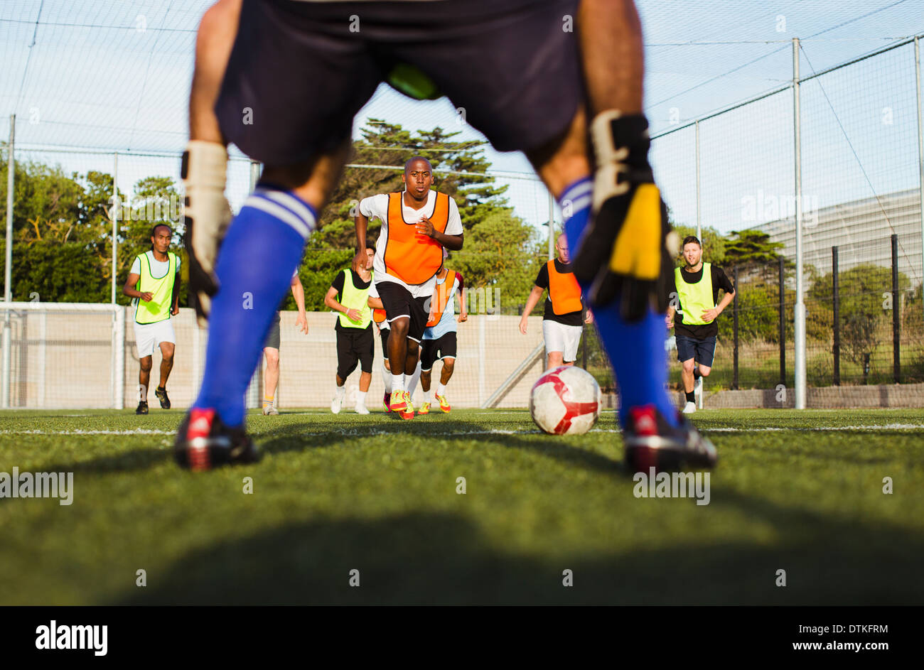 I giocatori di calcio formazione sul campo Foto Stock