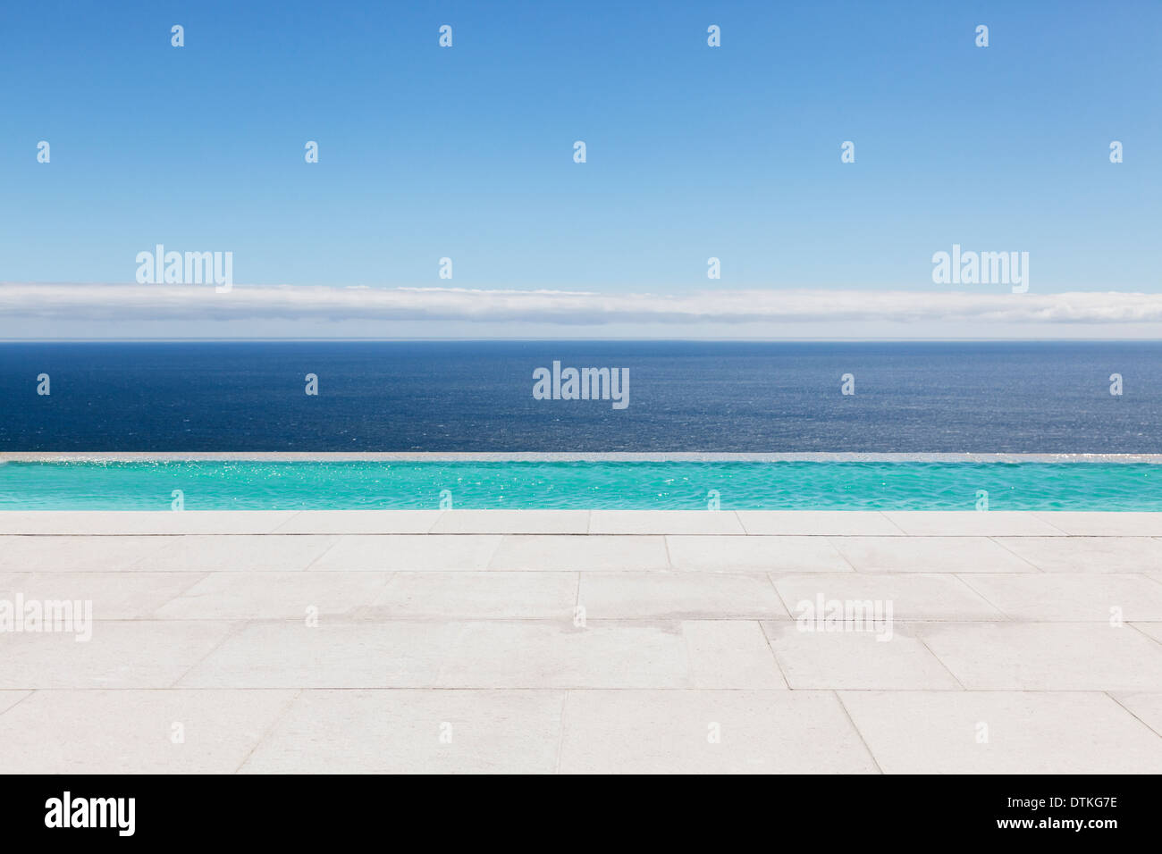La piscina a sfioro con vista sull'oceano Foto Stock